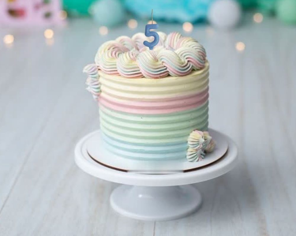 Bolo e velas com a inspiração Candy Colors