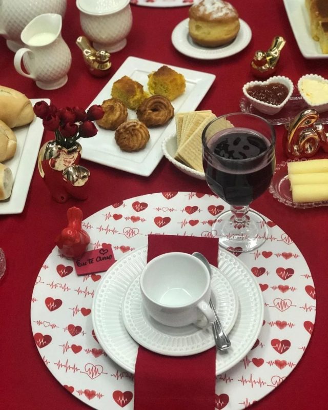 Como montar uma mesa posta de Dia dos Namorados - Bello Festas